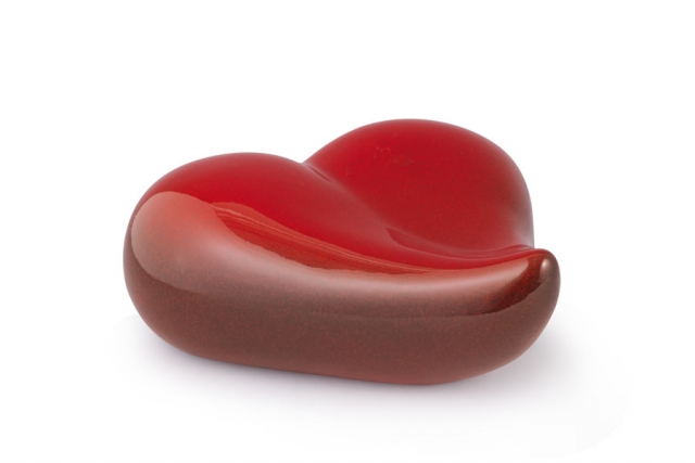 Keramikurne in Herzform, Selen-Rot glnzende Lasur
