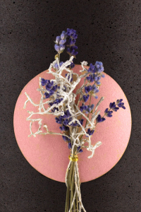 Florales Schmuckelement Lavendel und Zweige Plakette Rosgold